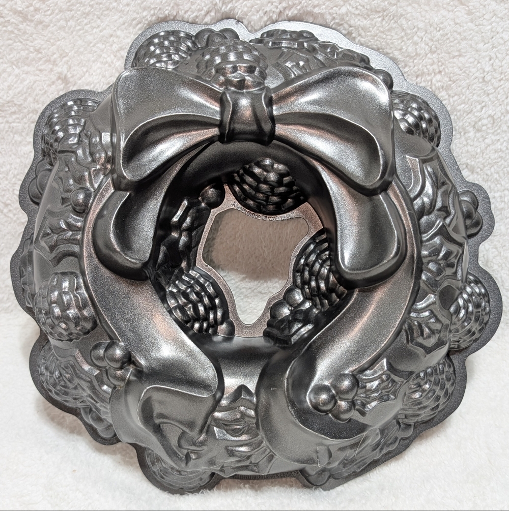 Nordic Ware Christmas Holiday Wreath Nonstick Aluminum Bundt Cake Pan 9 cup